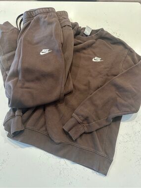 Nike Brown Sportswear Club Fleece Crewneck and Jogger Set- Medium